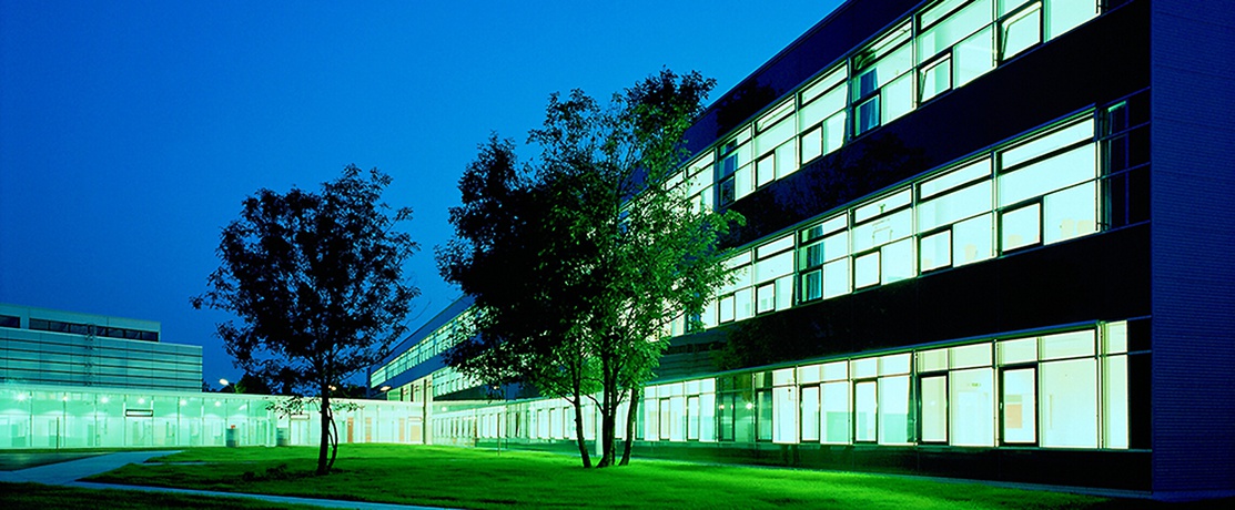 Allgemeinbildende Höhere Schule Gerasdorferstrasse, Wien 21, 2002 – © Manfred Seidl Allgemeinbildende Höhere Schule Gerasdorferstrasse, Wien 21, 2002