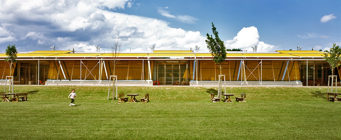 Kindergarten - Wolkersdorf, 2012, Ansicht Südwesten – © Architekturzentrum Wien Sammlung, Photo: Margherita Spiluttini Kindergarten - Wolkersdorf, 2012, Ansicht Südwesten