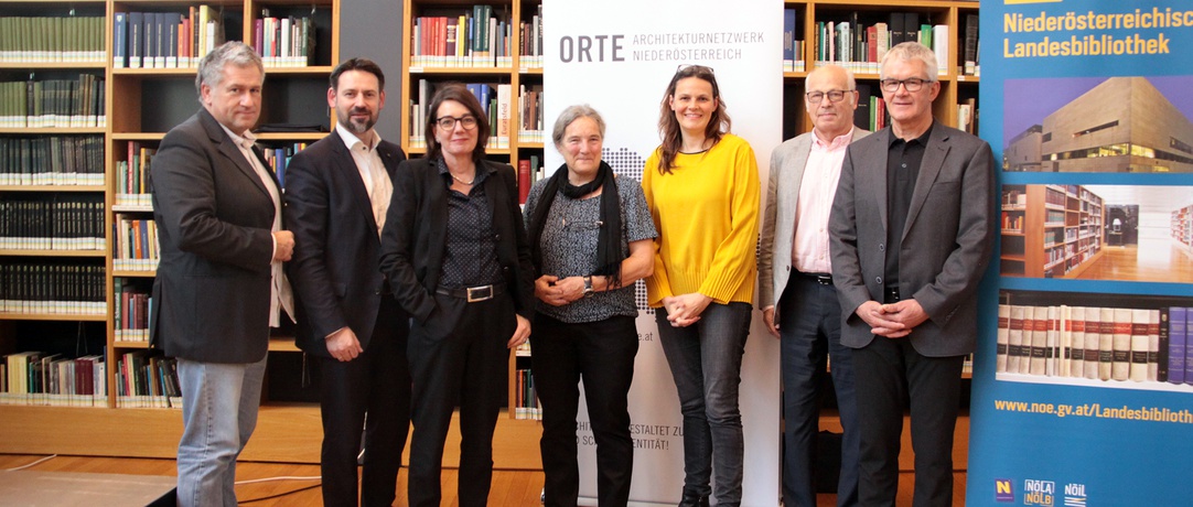 v.l.n.r.: Reinhard Seiß, Friedrich Ofenauer, Brigitta Schmidt-Lauber, Barbara Buser, Miriam Pflüger, Hans Kordina, Arnold Hirschbühl – © Manfred Schimek v.l.n.r.: Reinhard Seiß, Friedrich Ofenauer, Brigitta Schmidt-Lauber, Barbara Buser, Miriam Pflüger, Hans Kordina, Arnold Hirschbühl