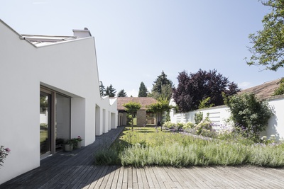 Hofansicht, Dreihaus, Architektur: Ernst Pfaffeneder – © Monika Nguyen Hofansicht, Dreihaus, Architektur: Ernst Pfaffeneder