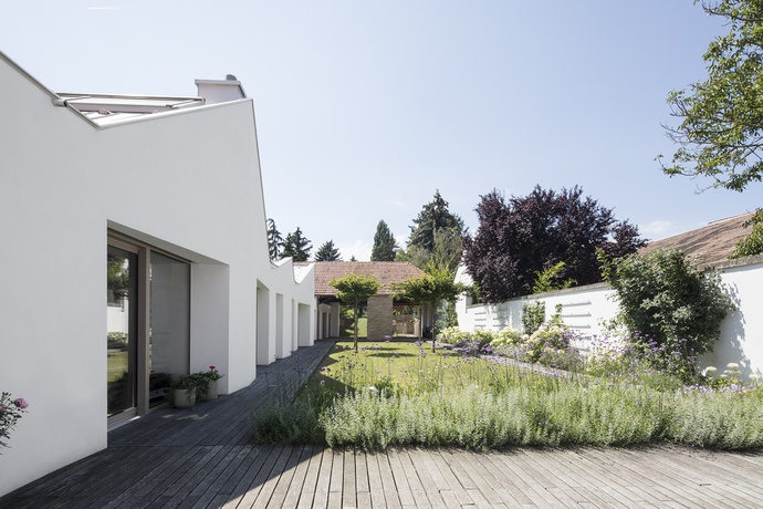 Hofansicht, Dreihaus, Architektur: Ernst Pfaffeneder – © Monika Nguyen Hofansicht, Dreihaus, Architektur: Ernst Pfaffeneder